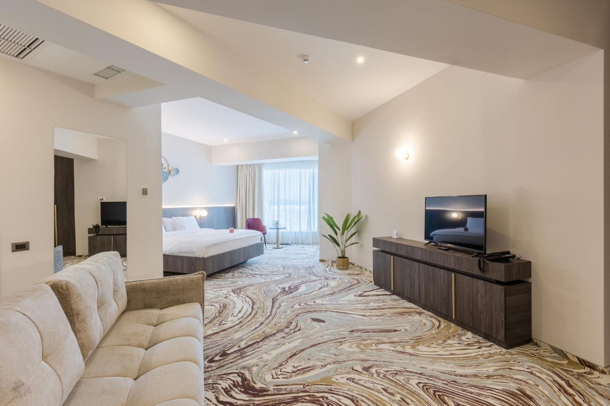 Ramada By Wyndham Bucharest Otopeni Airport エクステリア 写真
