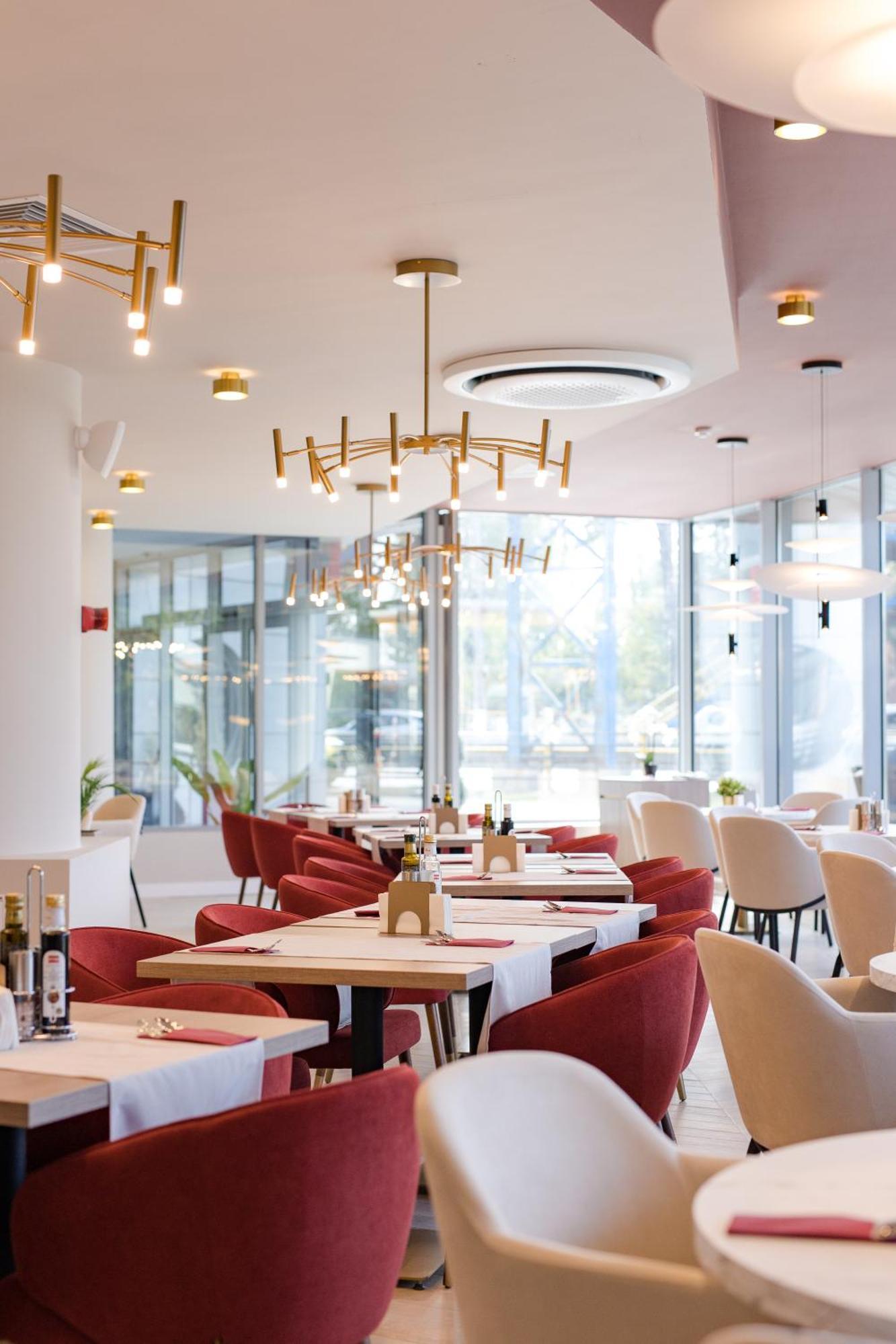 Ramada By Wyndham Bucharest Otopeni Airport エクステリア 写真