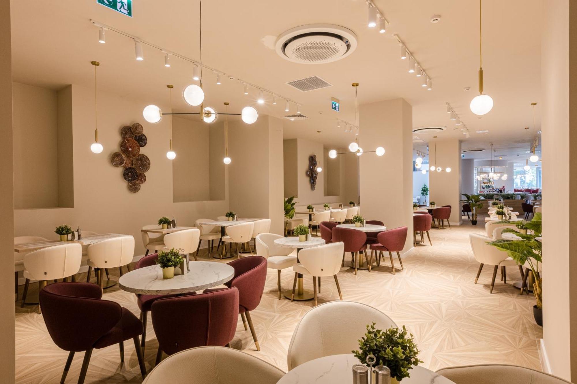 Ramada By Wyndham Bucharest Otopeni Airport エクステリア 写真