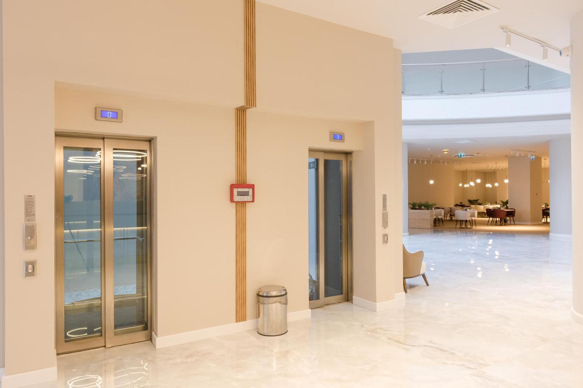 Ramada By Wyndham Bucharest Otopeni Airport エクステリア 写真