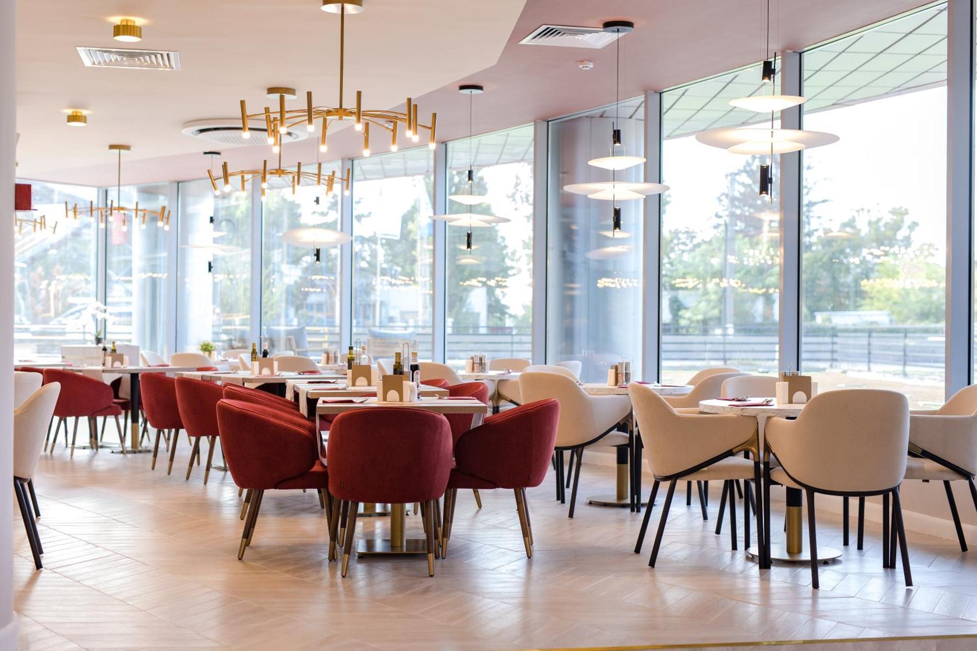 Ramada By Wyndham Bucharest Otopeni Airport エクステリア 写真