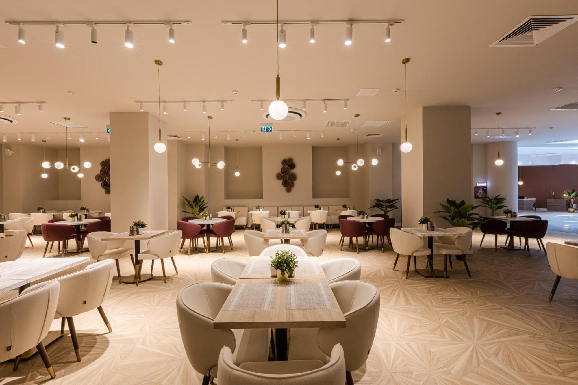 Ramada By Wyndham Bucharest Otopeni Airport エクステリア 写真
