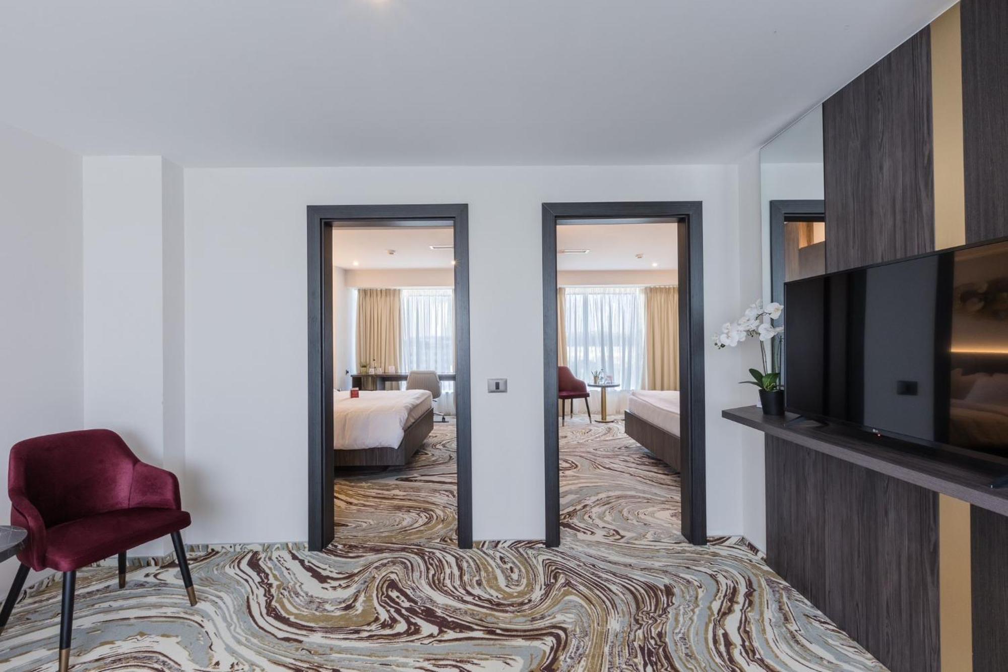 Ramada By Wyndham Bucharest Otopeni Airport エクステリア 写真