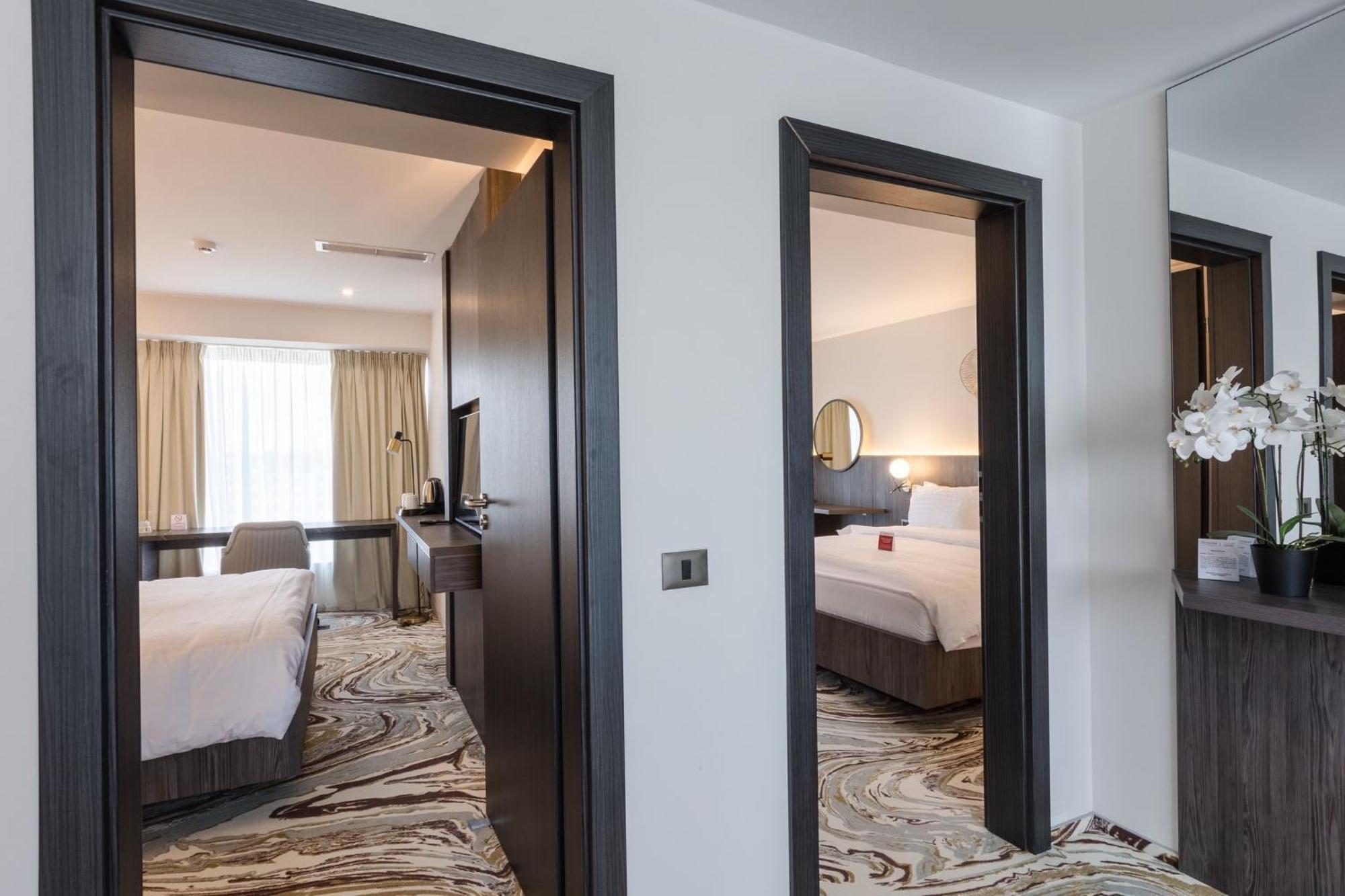 Ramada By Wyndham Bucharest Otopeni Airport エクステリア 写真