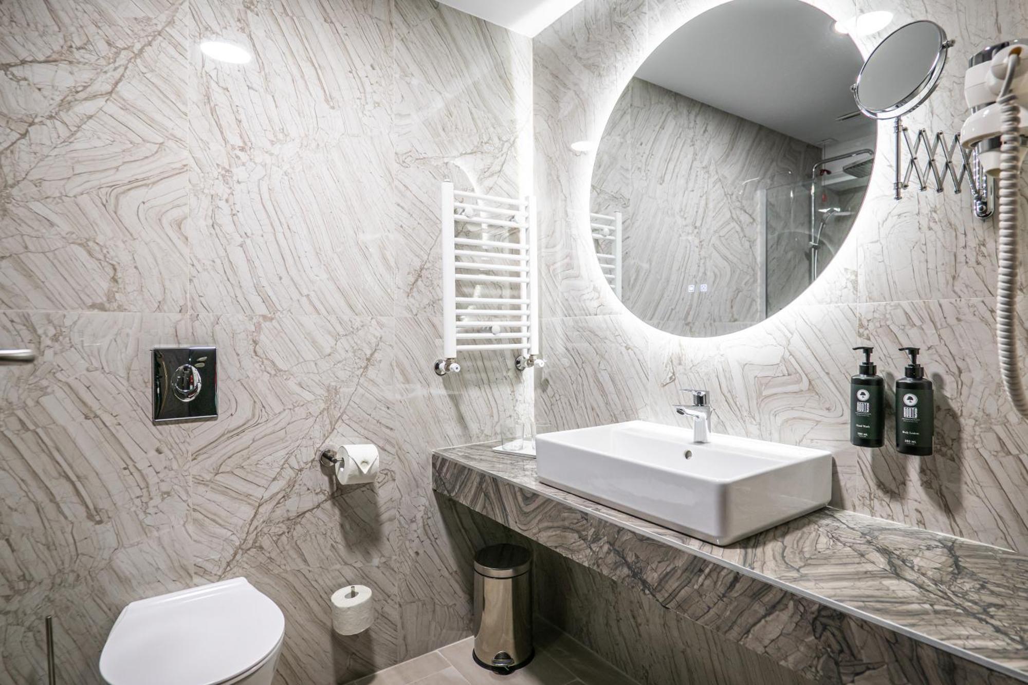 Ramada By Wyndham Bucharest Otopeni Airport エクステリア 写真