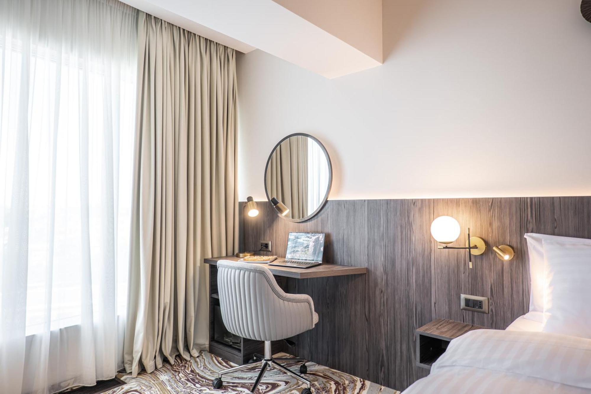 Ramada By Wyndham Bucharest Otopeni Airport エクステリア 写真