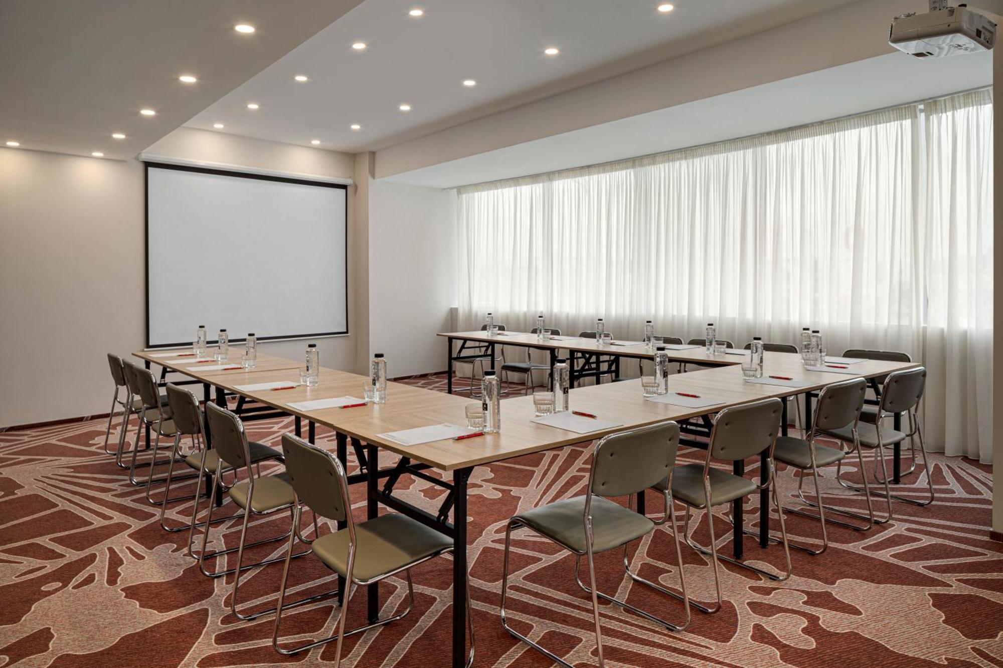 Ramada By Wyndham Bucharest Otopeni Airport エクステリア 写真