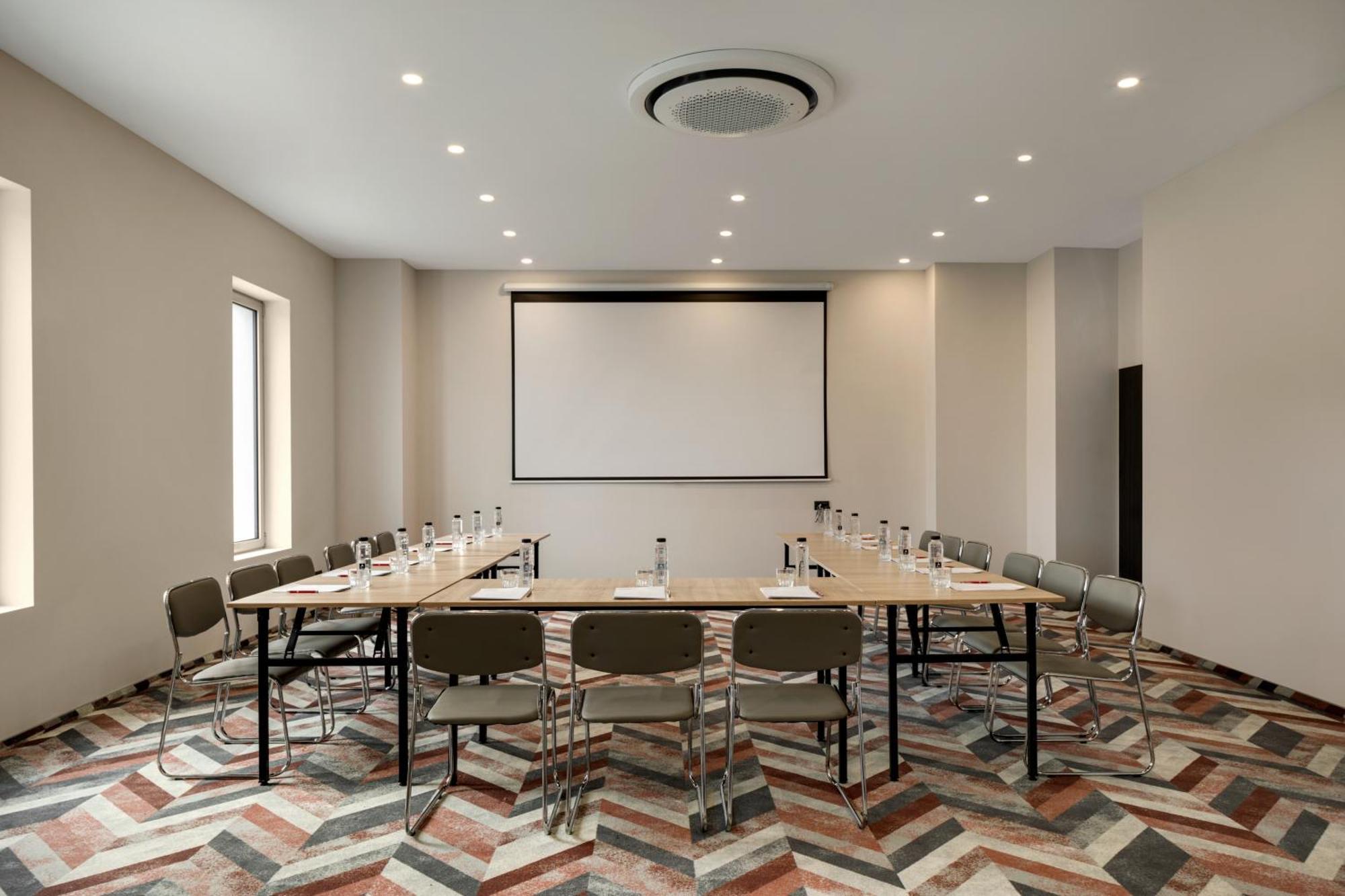 Ramada By Wyndham Bucharest Otopeni Airport エクステリア 写真