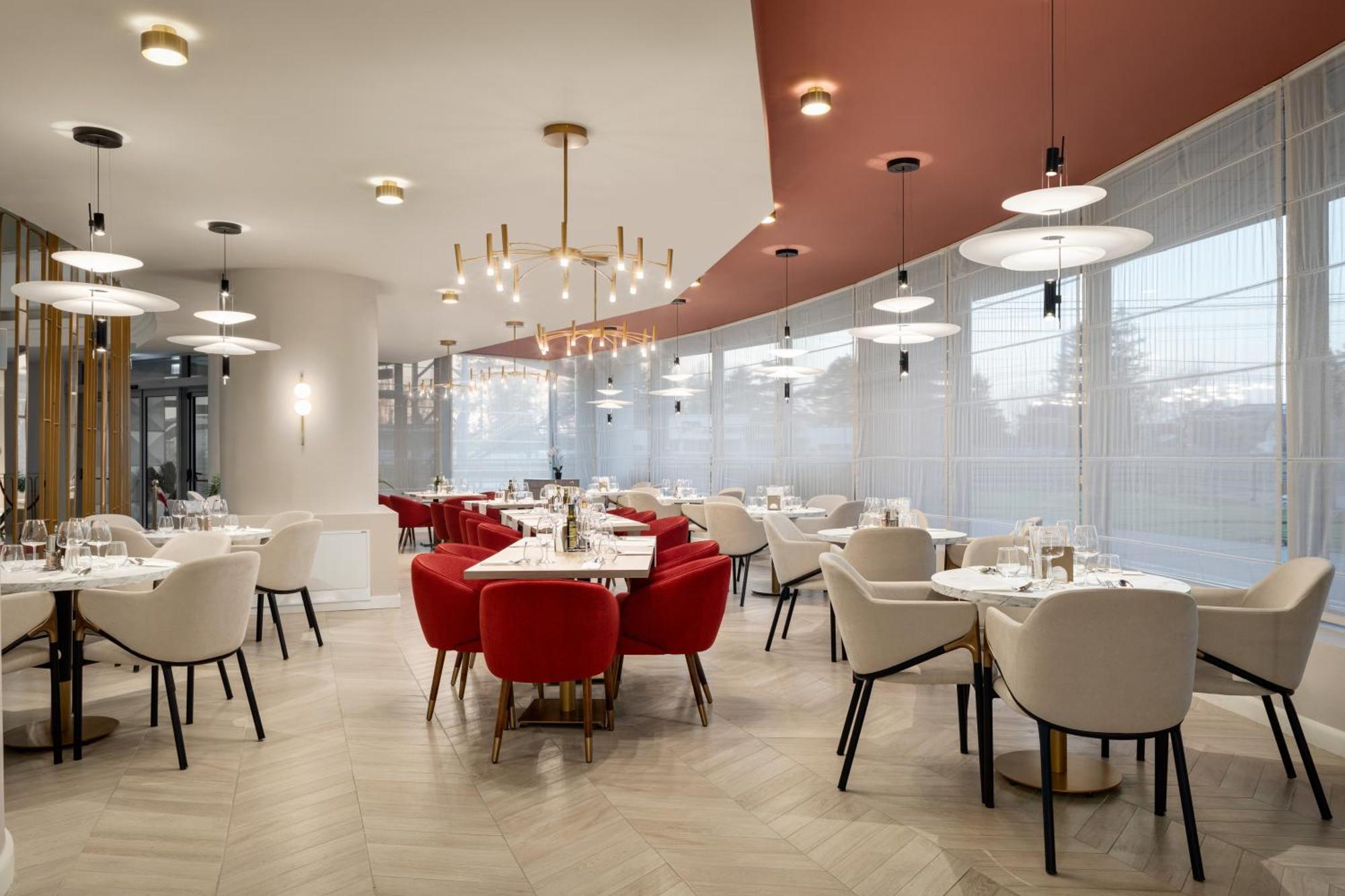 Ramada By Wyndham Bucharest Otopeni Airport エクステリア 写真
