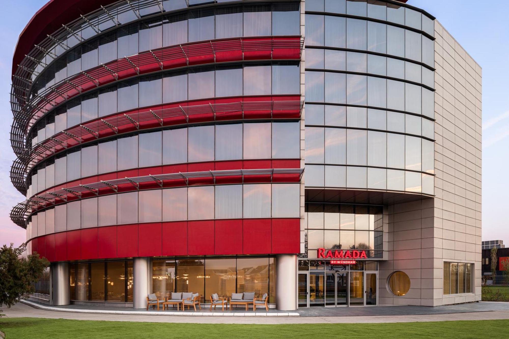 Ramada By Wyndham Bucharest Otopeni Airport エクステリア 写真
