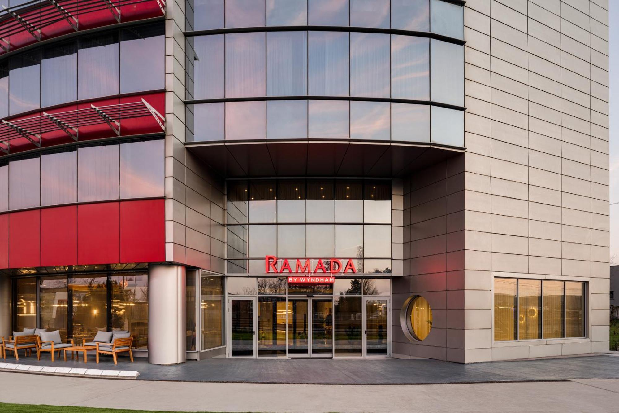 Ramada By Wyndham Bucharest Otopeni Airport エクステリア 写真