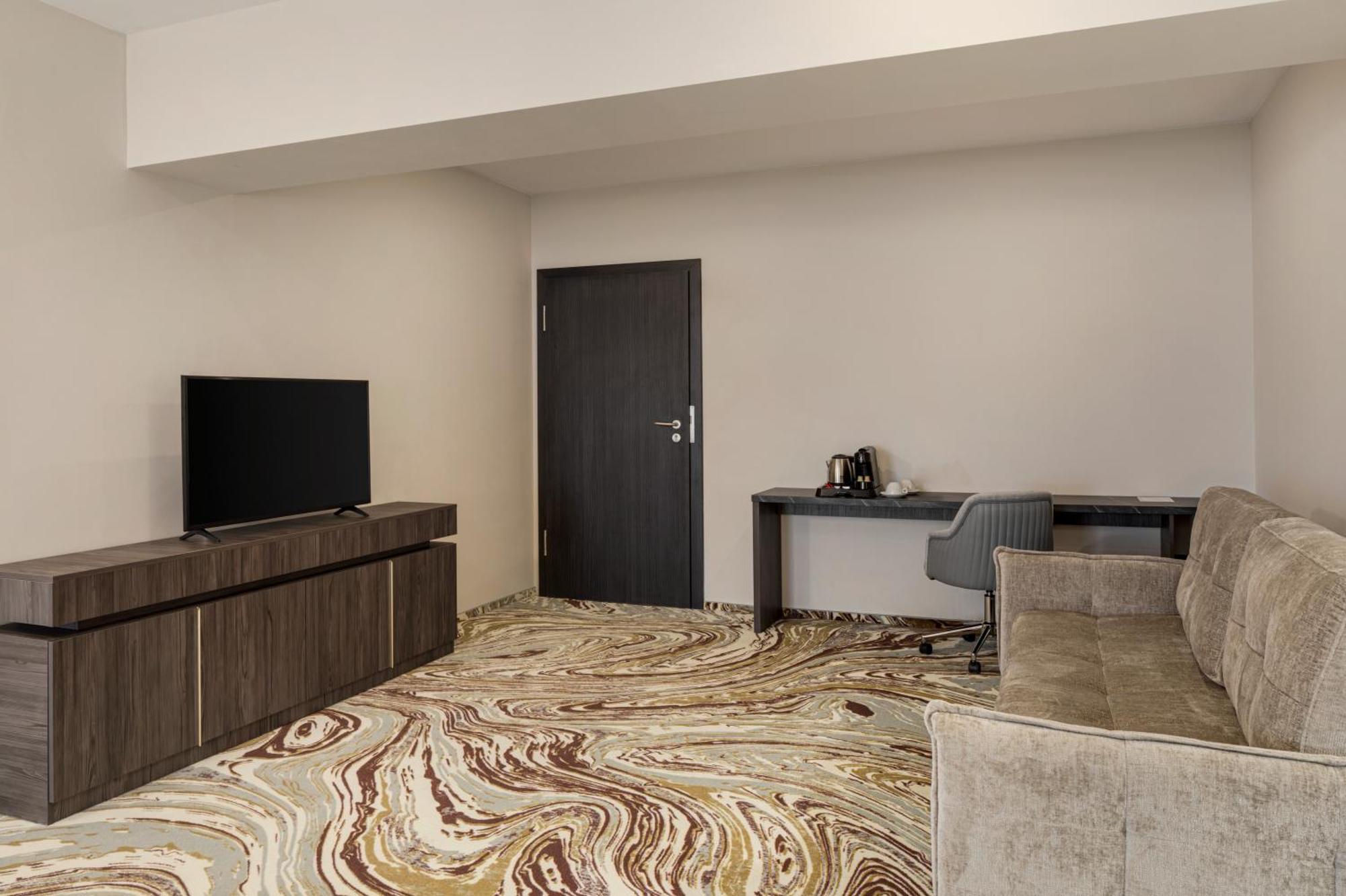 Ramada By Wyndham Bucharest Otopeni Airport エクステリア 写真