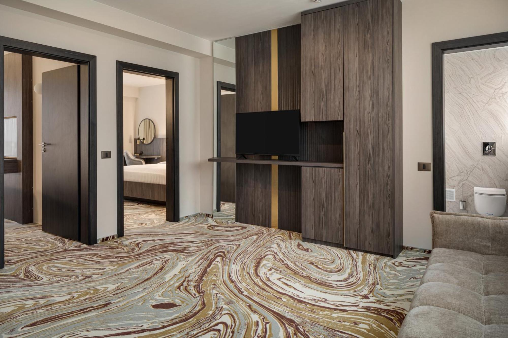 Ramada By Wyndham Bucharest Otopeni Airport エクステリア 写真