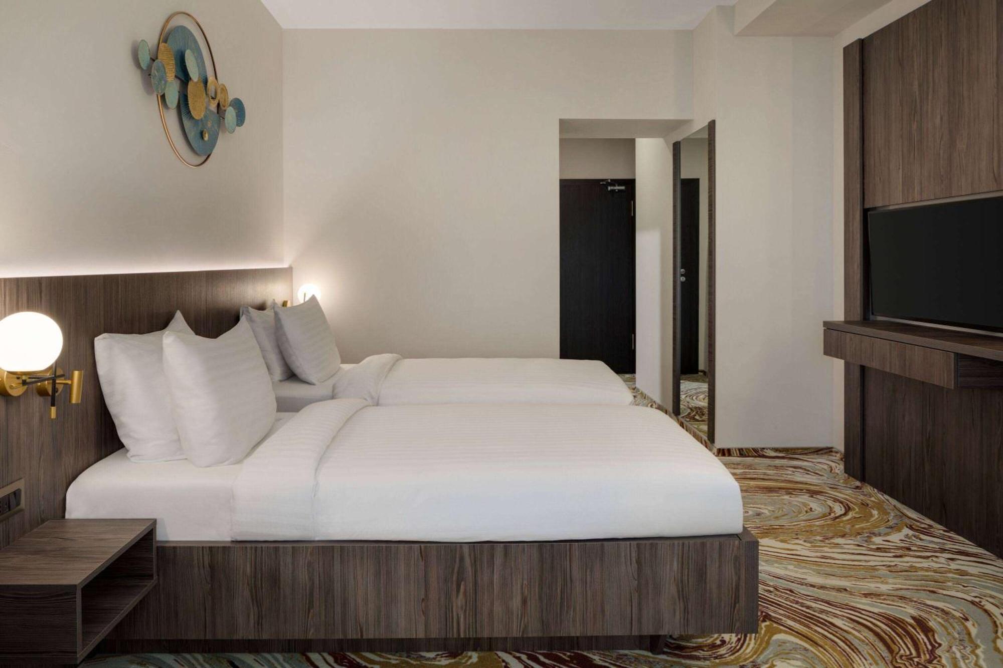 Ramada By Wyndham Bucharest Otopeni Airport エクステリア 写真