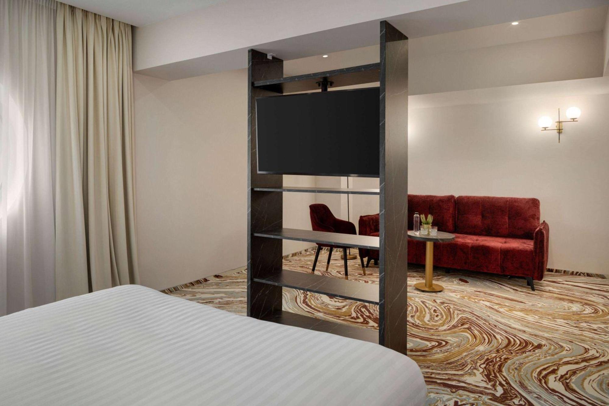 Ramada By Wyndham Bucharest Otopeni Airport エクステリア 写真