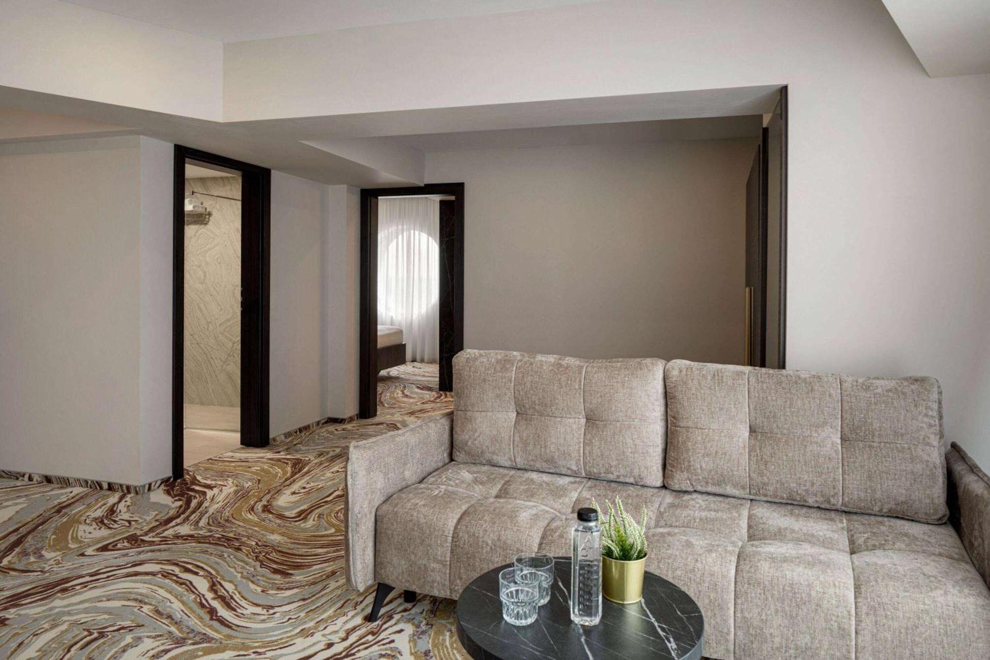 Ramada By Wyndham Bucharest Otopeni Airport エクステリア 写真